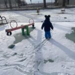 Zabawy na śniegu na placu przedszkolnym