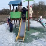 Zabawy na śniegu na placu przedszkolnym