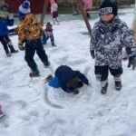 Zabawy na śniegu na placu przedszkolnym