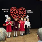 dzieci śpiewają piosenki i recytują wiersze