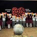 dzieci śpiewają piosenki i recytują wiersze