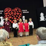 dzieci śpiewają piosenki i recytują wiersze