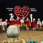 dzieci śpiewają piosenki i recytują wiersze