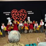 dzieci śpiewają piosenki i recytują wiersze