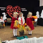 dzieci śpiewają piosenki i recytują wiersze