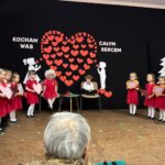 dzieci śpiewają piosenki i recytują wiersze