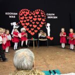 dzieci śpiewają piosenki i recytują wiersze