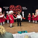 dzieci śpiewają piosenki i recytują wiersze