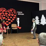 dzieci śpiewają piosenki i recytują wiersze