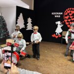 dzieci śpiewają piosenki i recytują wiersze