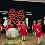 dzieci śpiewają piosenki i recytują wiersze