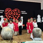 dzieci śpiewają piosenki i recytują wiersze