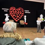 dzieci śpiewają piosenki i recytują wiersze