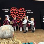 dzieci śpiewają piosenki i recytują wiersze