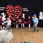 dzieci śpiewają piosenki i recytują wiersze