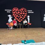 dzieci śpiewają piosenki i recytują wiersze