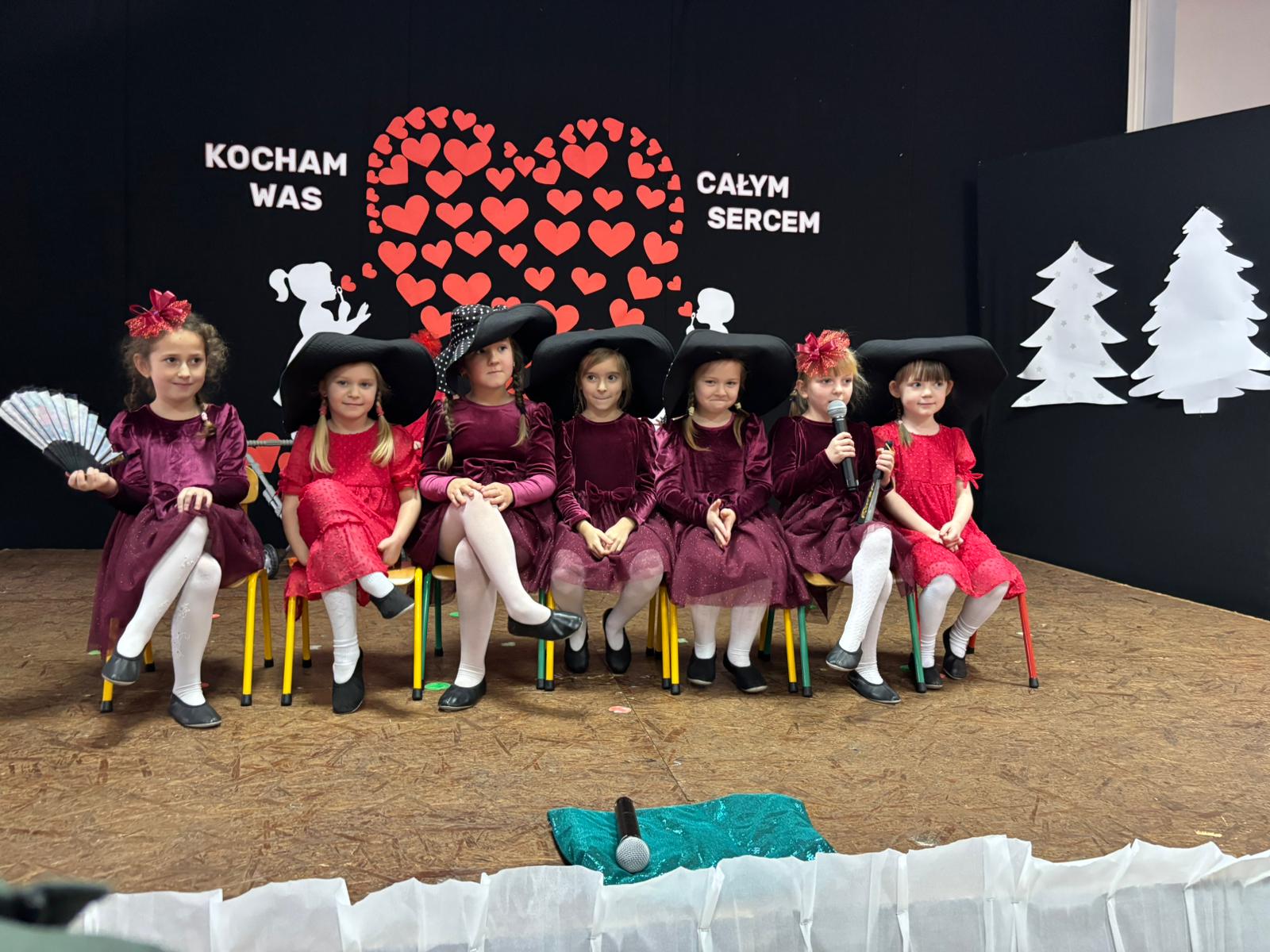 dzieci śpiewają piosenki i recytują wiersze