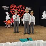 dzieci śpiewają piosenki i recytują wiersze