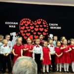 dzieci śpiewają piosenki i recytują wiersze