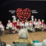 dzieci śpiewają piosenki i recytują wiersze