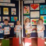 Laureaci konkursu plastycznego z dyplomami i nagrodami