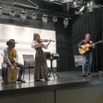 dzieci uczestniczą w koncercie