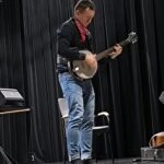 dzieci uczestniczą w koncercie