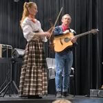 dzieci uczestniczą w koncercie