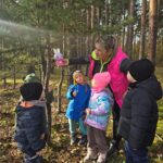 Spacer-po-lesie-z-kroliczkiem