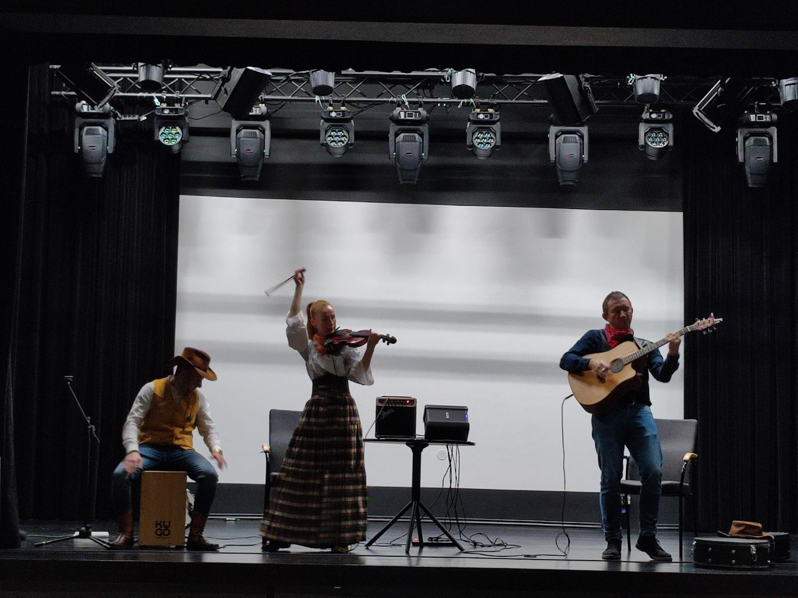 dzieci uczestniczą w koncercie