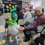 Wnuczek-wrecza-kwiatki-dziadkom