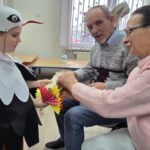 Wnuczek-wrecza-prezent-dziadkom