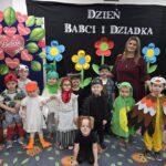 Zdjecie-grupowe-Dzieci-i-Pani-z-oddzialu-Krasnoludki