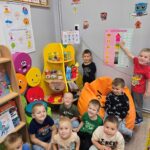Zdjęcie grupowe dzieci z oddziału krasnoludki przy Kąciku Emocji