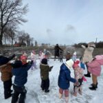 Zabawy na śniegu na placu przedszkolnym