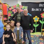 babcia-i-dziadek-z-wnuczkami