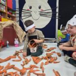 chlopiec-liczy-marchewki