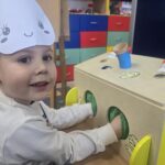 chlopiec-odszukuje-przedmioty-po-dotyku