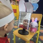 chlopiec-przeglada-sie-w-lusterku