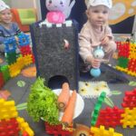 dzieci-buduja-domek-dla-kroliczka