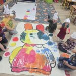 dzieci-pokazuja-brudne-raczki-od-farby