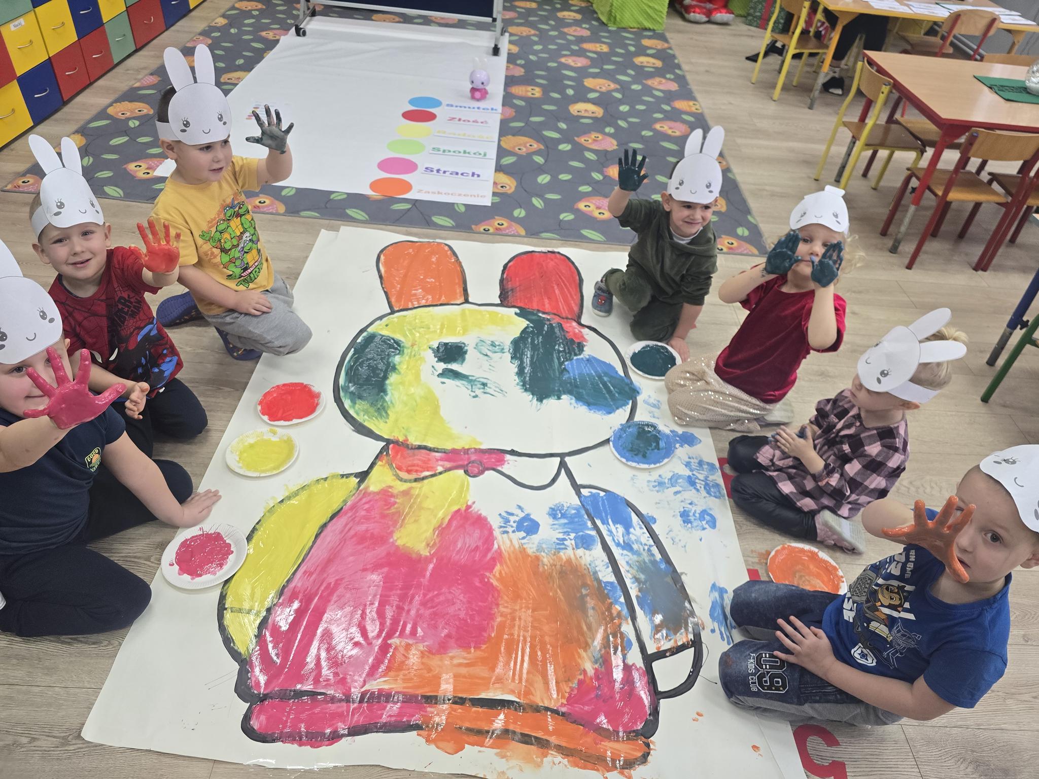 dzieci-pokazuja-brudne-raczki-od-farby