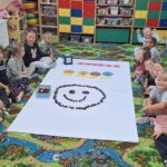 dzieci z grupy stokrotki układają emocje