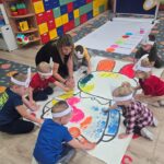 dzieci-z-pania-maluja-kroliczka-raczkami