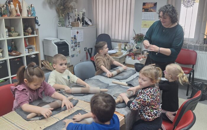 dzieci lepią z gliny