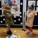 Bezpieczne zabawy śnieżnymi kulami