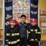 Chłopcy prezentują stroje