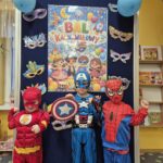 Chłopcy przebrani za bohaterów bajkowych