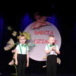 Chłopcy recytują wiersz