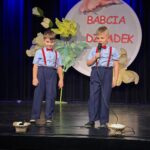 Chłopcy recytują wiersze dla babci i dziadka